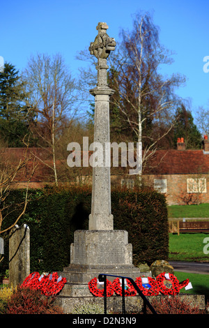 Denkmal vor der Marienkirche in Chiddingfold, Surrey, England Stockfoto