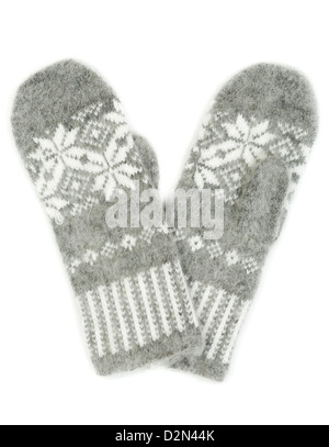 Graue gestrickte Handschuhe mit einem Muster von Schneeflocken isoliert auf weißem Hintergrund Stockfoto