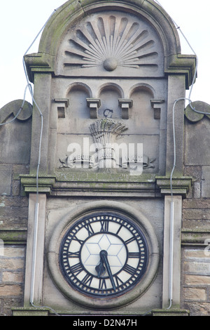 Saddleworth - Mauerwerk in Gebäuden Clocktower in Delph Stockfoto