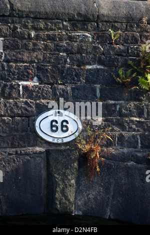 Saddleworth - Mauerwerk in Gebäuden Kanalbrücke Stockfoto