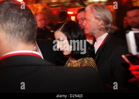 U.S.-Burlesque Model Dita von Teese (L) kommt mit dem Gastgeber des Abends, Hermann Buehlbecker der Lambertz Monday Night Party in Köln, Deutschland, 28. Januar 2013. Foto: Rolf Vennenbernd Stockfoto