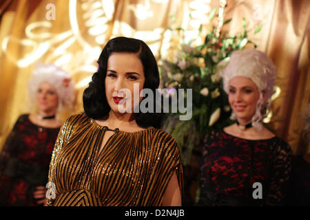 U.S.-Burlesque-Model Dita von Teese kommt mit der Lambertz Monday Night Party in Köln, Deutschland, 28. Januar 2013. Foto: Rolf Vennenbernd Stockfoto