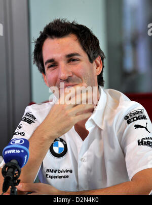 DTM-Pilot Timo Glock spricht während einer Pressekonferenz am Automobilhersteller BMW in München, 29. Januar 2013. Die Kluft zwischen den etablierten Teams und die kleineren Teams in der Formel1 Rennsport wächst wächst laut Timo Glock.   "Vor ein paar Jahren gab es ein oder zwei Zentimeter, jetzt gibt es zehn", sagte der Wersauer, die sich aus finanziellen Gründen seinen Vertrag mit Hinterbänkler Team Marussia beendet hat und fährt nun für BMW in der DTM. Foto: Frank Leonhardt Stockfoto