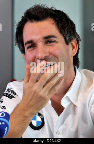 DTM-Pilot Timo Glock spricht während einer Pressekonferenz am Automobilhersteller BMW in München, 29. Januar 2013. Die Kluft zwischen den etablierten Teams und die kleineren Teams in der Formel1 Rennsport wächst wächst laut Timo Glock.   "Vor ein paar Jahren gab es ein oder zwei Zentimeter, jetzt gibt es zehn", sagte der Wersauer, die sich aus finanziellen Gründen seinen Vertrag mit Hinterbänkler Team Marussia beendet hat und fährt nun für BMW in der DTM. Foto: Frank Leonhardt Stockfoto