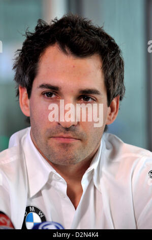 DTM-Pilot Timo Glock spricht während einer Pressekonferenz am Automobilhersteller BMW in München, 29. Januar 2013. Die Kluft zwischen den etablierten Teams und die kleineren Teams in der Formel1 Rennsport wächst wächst laut Timo Glock.   "Vor ein paar Jahren gab es ein oder zwei Zentimeter, jetzt gibt es zehn", sagte der Wersauer, die sich aus finanziellen Gründen seinen Vertrag mit Hinterbänkler Team Marussia beendet hat und fährt nun für BMW in der DTM. Foto: Frank Leonhardt Stockfoto