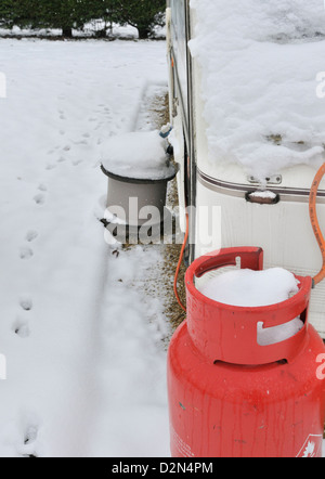 Propan /water Gastank liefern Wohnwagen in eine ganze Saison Caravan Park fotografiert während Januar Schnee fallen Stockfoto