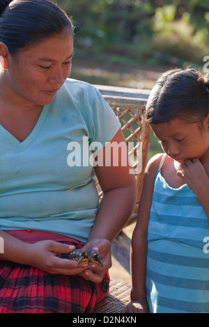 Indianischen Frau mit Kind Modell Schildkröten hat sie von Balata-Kautschuk-Harz und als Souvenirs verkauft. Nappi. Guyana. Stockfoto