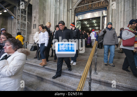 Freiwillige fördern die 2. jährlichen "Fütterung unserer Nachbarn: eine interreligiöse Antwort" vor St. Patricks Kathedrale in New York Stockfoto