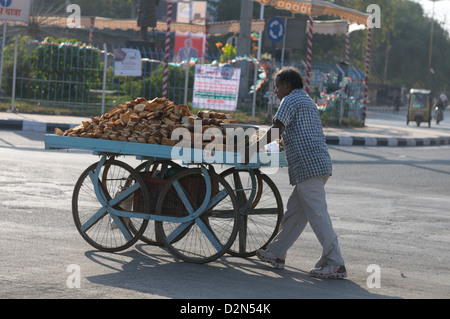 Verkauf von Sorten von Brot auf ein Push Cart, Gujarat, Indien, Asien Stockfoto