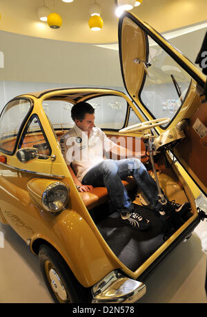 Rennfahrer Timo Glock sitzt in einem BMW Isetta Oldtimer bei BMW in München, 29. Januar 2013. Nach Glock, die Kluft zwischen den etablierten Formel-1-Teams und den kleinen Rennteams erhöht. Foto: Frank Leonhardt Stockfoto