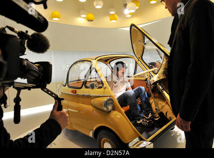 Rennfahrer Timo Glock sitzt in einem BMW Isetta Oldtimer bei BMW in München, 29. Januar 2013. Nach Glock, die Kluft zwischen den etablierten Formel-1-Teams und den kleinen Rennteams erhöht. Foto: Frank Leonhardt Stockfoto