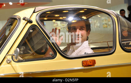 Rennfahrer Timo Glock sitzt in einem BMW Isetta Oldtimer bei BMW in München, 29. Januar 2013. Nach Glock, die Kluft zwischen den etablierten Formel-1-Teams und den kleinen Rennteams erhöht. Foto: Frank Leonhardt Stockfoto