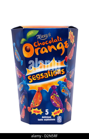 Eine Schachtel mit Terrys Schokolade orange Segsations auf weißem Hintergrund Stockfoto