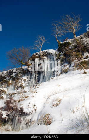 Eiszapfen am Pont yr Daf brook, Penyfan, Powys, Wales. Stockfoto