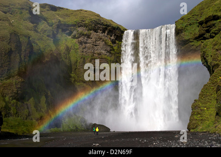 Skogafoss Wasserfall mit Regenbogen im Sommersonnenschein, South Coast, Island, Polarregionen Stockfoto