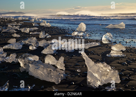 Eisberge auf vulkanische Sandstrand am Jökulsárlón, Island, Polarregionen Stockfoto