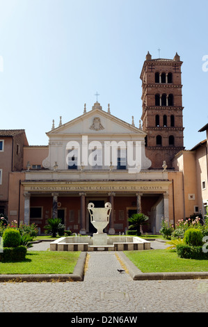 Rom. Italien. Den Hof und die Fassade der Basilika di Santa Cecilia in Trastevere im 5. Jahrhundert erbaut. Stockfoto
