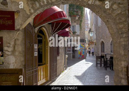 Schmale Straße, Altstadt von Budva, Budva, Montenegro, Europa Stockfoto