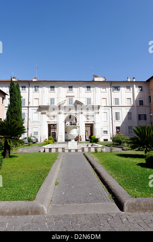 Rom Italien. Blick auf den Platz von Santa Cecilia großen Auftritt und den Innenhof des Basilica di Santa Cecilia in Trastevere. Stockfoto