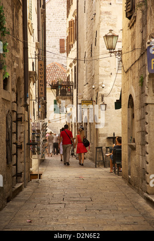 Gasse in der Altstadt, UNESCO-Weltkulturerbe, Kotor, Montenegro, Europa Stockfoto