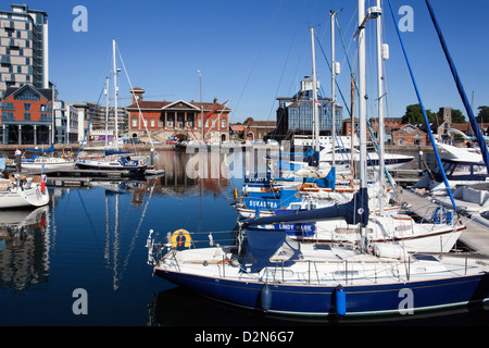 Yachten in Ipswich Haven Marina und das alte Zollhaus, Ipswich, Suffolk, England, Vereinigtes Königreich, Europa Stockfoto