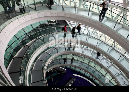 Interieur des Rathauses gestaltet von Norman Foster, London, England, Vereinigtes Königreich, Europa Stockfoto