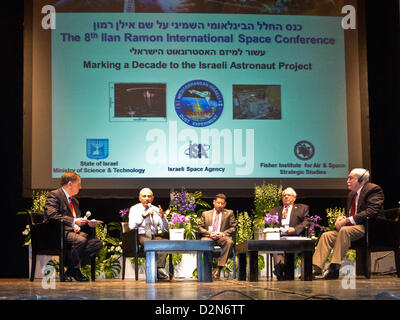 Ein Panel mit Sean O'Keefe, ehemaliger Administrator of NASA (R), Aby Har-sogar, ehemaliger Direktor des Israel Space Agency (2. R) und Eitan Ben-Eliyahu, ehemaliger Kommandeur der israelischen Luftwaffe (3. R), die alle diente während STS-107, Ilan Ramon zu gedenken. Hertzeliya, Israel. 29. Januar 2013.  Achte jährliche Ilan Ramon International Space Konferenz tagt zum Gedenken an ein Jahrzehnt, Columbia Mission STS-107 mit hochrangigen Vertretern der 14 Raumfahrtagenturen wie NASA-Administrator und Astronauten aus den USA, Japan, Russland und Kasachstan. Stockfoto