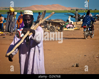 Hafen von Gao. Fluss Niger und die Düne Koima (Dune Rose) im Hintergrund. Gao-Region. Mali. West-Afrika. Stockfoto