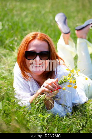 Kaukasische Mädchen einen Frühlingstag im Freien zu genießen. Stockfoto