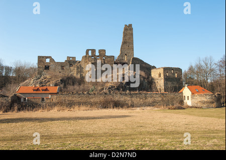 Ruinen der mittelalterlichen Burg Okor in der Nähe von Prag, Tschechische Republik Stockfoto