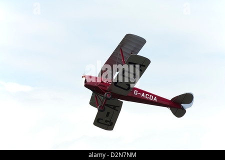 De Havilland DH82A Tiger Moth G-ACDA im Flug über Wickenby Flugplatz Stockfoto