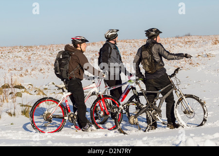 Mountainbiker im Schnee in der Nähe häufig in der Nähe von Nähe Richtfest in der Nähe von Great Ayton, North York Moors National Park, England, UK Stockfoto