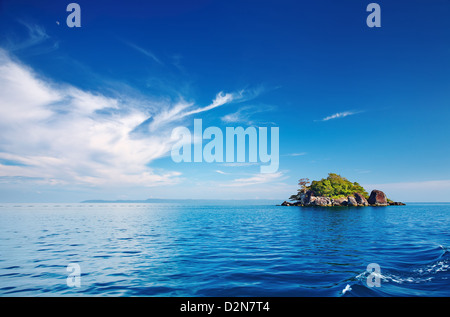 Seelandschaft mit einer kleinen Insel, Inselgruppe Trat, Thailand Stockfoto