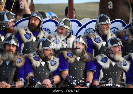 Shetland, Schottland. Dienstag, 29. Januar 2013.  Mitglieder der Guizer Jarl (Chef Viking) Kader in vollständigen Anzug während der Tageszeit Parade für Up Helly Aa, die Viking fire Festival, das jedes Jahr im Januar in Shetland stattfindet. Stockfoto