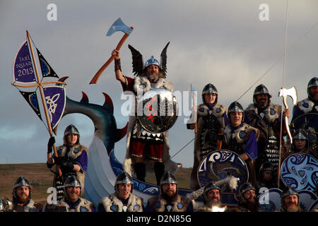 Shetland, Schottland. Dienstag, 29. Januar 2013.  Guizer Jarl (Chef Viking) Stephen Grant, mit Mitgliedern seiner Mannschaft im vollständigen Anzug während der Tageszeit Parade für Up Helly Aa, die Viking Feuer-Festival, das jedes Jahr im Januar in Shetland stattfindet. Stockfoto