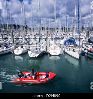 Mann im roten Schlauchboot Yachting Hafen "La-Trinité-Sur-Mer" Brittany France Stockfoto