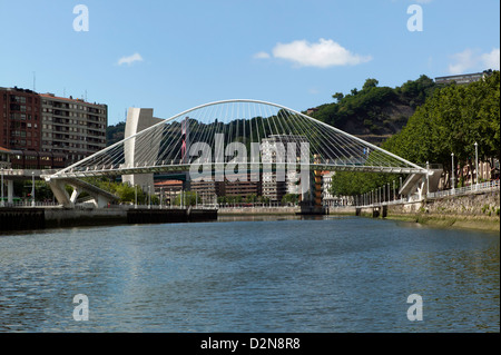 Blick auf die Zubizuri Brücke über den Fluss Nervion, Bilbao. Stockfoto