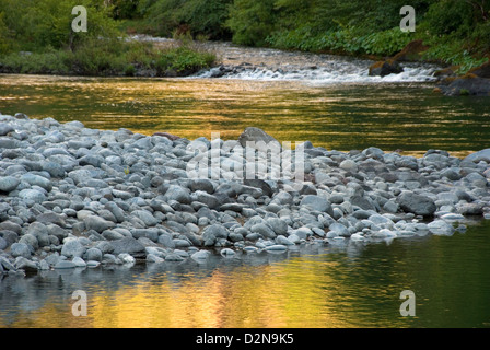 Der Mündung des Klondike Creek und den Illinois River in Oregon die Siskiyou Mountains. Stockfoto