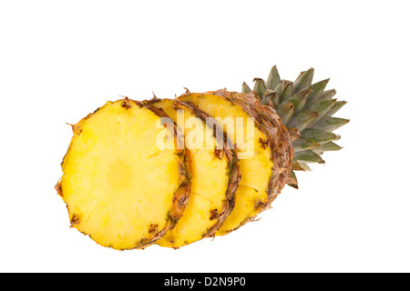 Eine ganze Ananas Frucht schneiden Sie in Scheiben vor weißem Hintergrund Stockfoto