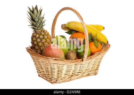 Ein Weide Korb gefüllt mit vielen verschiedenen frischen Früchten isoliert vor weißem Hintergrund Stockfoto