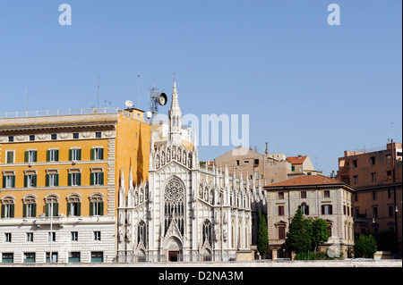 Rom. Italien. Die gotische Kirche Sacro Cuore del Suffragio befindet sich entlang des Tibers Stockfoto