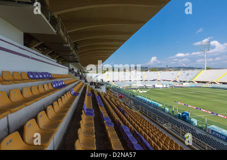 Italien, Florenz, die Haupttribüne des Fußballstadions Artemio Franchi entworfen von Pier Luigi Nervi Stockfoto