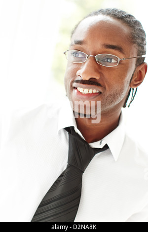 Porträt von lächelnden ethnischen männlich Stockfoto