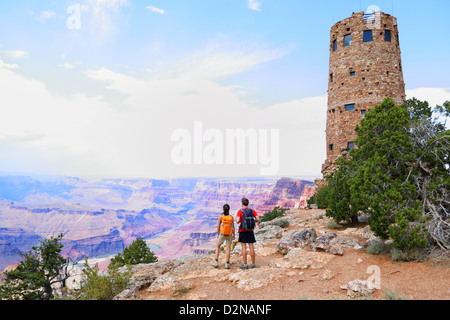 Wanderer-paar Enoying Blick auf Indian Desert View Watchtower, Südrand des Grand Canyon, Arizona, USA Stockfoto