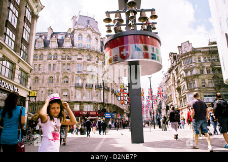 Schweizer Glockenspiel Uhr am Leicester Square, London, England, UK Stockfoto