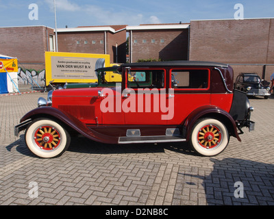 Der Hudson Super Six 1928 ist ein klassisches amerikanisches Automobil, das für seinen leistungsstarken Motor und sein innovatives Design bekannt ist. Der Super Six war in den späten 1920er Jahren wegen seiner Leistung, seines Stils und seines Komforts beliebt und wurde bei Sammlern zu einem begehrten Oldtimer. Stockfoto