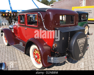 Der Hudson Super Six 1928 ist ein Oldtimer, der für seine Technik und Leistung bekannt ist. In den späten 1920er Jahren war er ein beliebter Luxuswagen, der für seine Zeit fortschrittliche Funktionen bot. Stockfoto