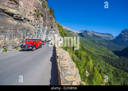 Roter Bus auf der gonna Sun Road im Glacier National Park in den Rocky Mountains von Montana Stockfoto