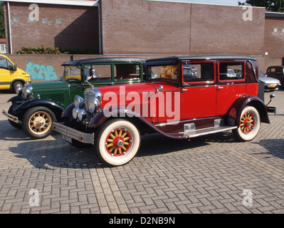 Der Hudson Super Six 1928 ist ein amerikanischer Oldtimer, der für seinen leistungsstarken Sechszylindermotor und sein unverwechselbares Design bekannt ist. Er war in den späten 1920er Jahren wegen seiner Leistung und seines Komforts eine beliebte Wahl. Stockfoto