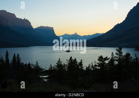 St. Mary Lake entlang gehen zu den Sun Road im Glacier National Park in den Rocky Mountains von Montana in der Dämmerung nach Sonnenuntergang Stockfoto